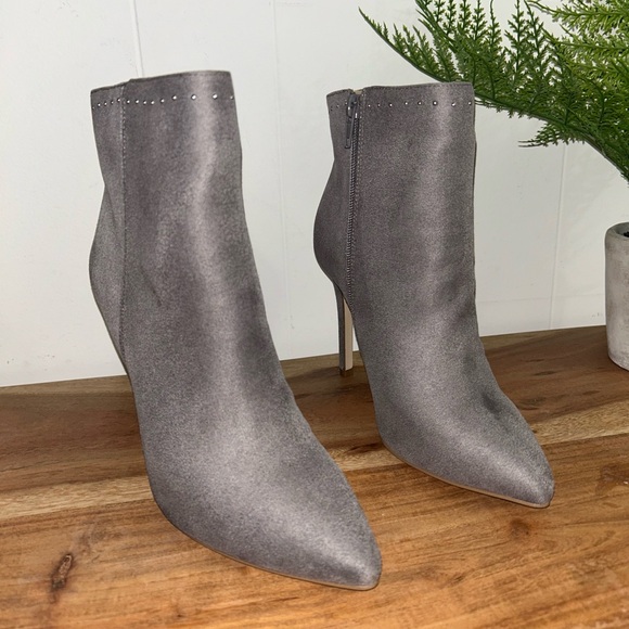 NEIMAN MARCUS (8) STUDDED GREY “MICRO SUEDE”, NWOT! BEAUTIFUL. NEVER WORN. - Picture 2 of 10